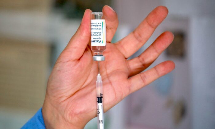 Dose du vaccin Vaxzevria du groupe pharmaceutique suédo-britannique AstraZeneca. (Louai Beshara/AFP via Getty Images)
