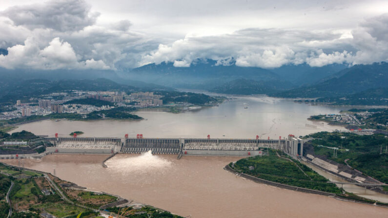 Vue aérienne du barrage des Trois Gorges, sur le fleuve Yangtze, à Yichang, dans la province du Hubei, le 7 septembre 2020. (STR/AFP via Getty Images)