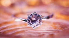 Elle reçoit une bague en diamant lors d’un concours, son compagnon en profite pour la demander en mariage