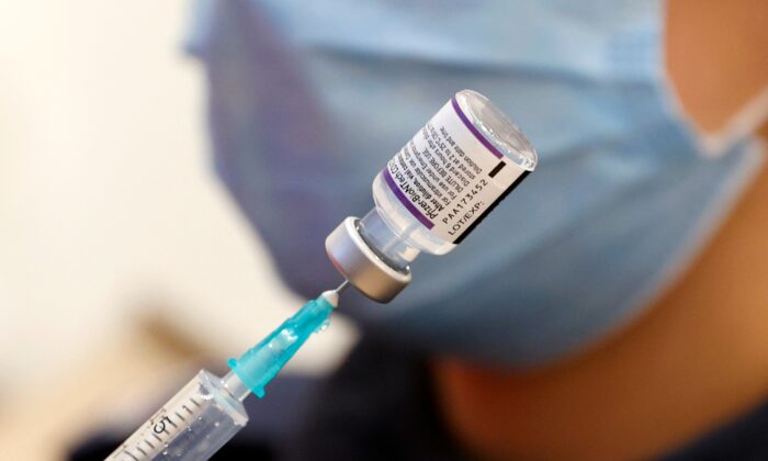 Un médecin prépare une dose du vaccin contre le Covid-19 de  Pfizer-BioNTech, à Netanya, en Israël, le 5 janvier 2022. (Jack Guez/AFP via Getty Images)
