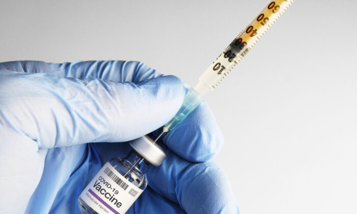 Une seringue insérée dans un flacon de vaccin contre le Covid-19. (Robert Avgustin/Shutterstock)