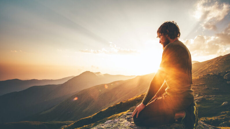 Chaque pas que nous faisons pour devenir une personne plus gentille, plus honnête et plus patiente fait bouger le monde autour de nous de la même manière. (everst/Shutterstock)