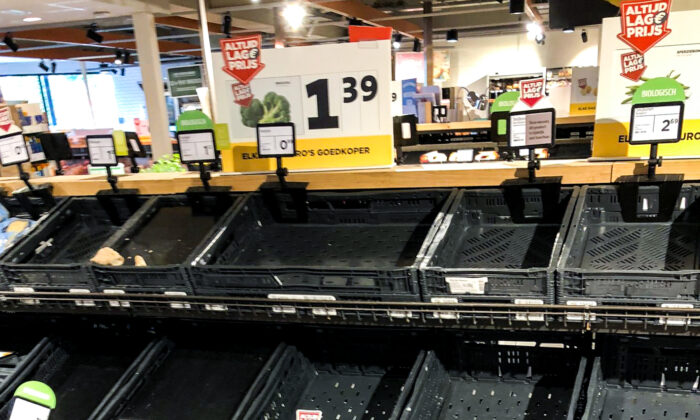 Un supermarché aux rayons vides en raison de retards dans les livraisons des camions suite aux protestations des agriculteurs et des camionneurs aux Pays-Bas, le 5 juillet 2022. (Spécial pour Epoch Times)