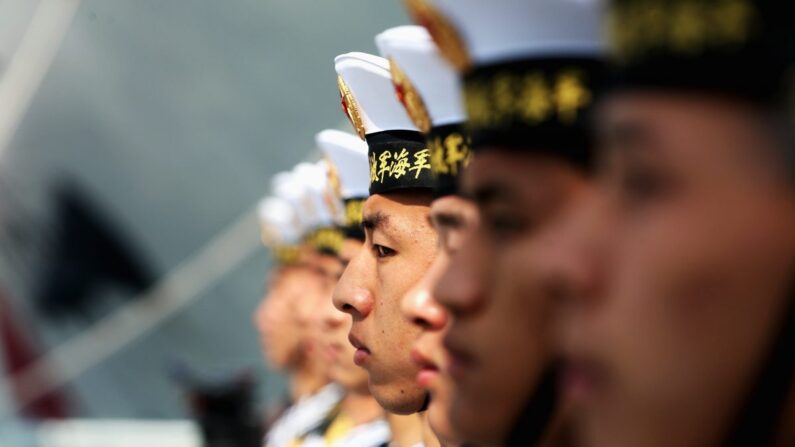 Des membres de la marine de l'Armée populaire de libération du régime chinois montent la garde sur un cuirassé de la marine de Wenzhou au port de Qingdao, à Qingdao, dans la province chinoise du Shandong, le 22 avril 2009. (Guang Niu/Getty Images)