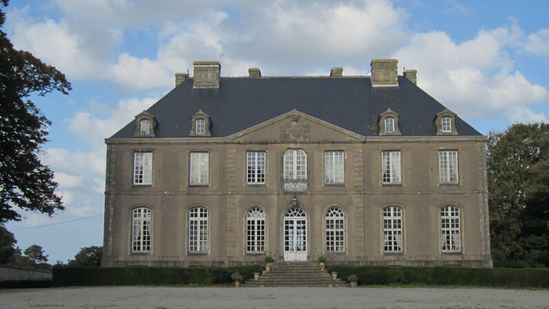 Le château de Carneville (Manche) en 2014, avant sa restauration. (Xfigpower)