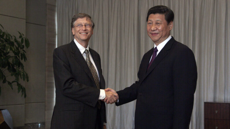 Xi Jinping et Bill Gates lors de la conférence annuelle du Forum de Boao pour l'Asie, sur l'île balnéaire de Hainan, dans le sud de la Chine, le 8 avril 2013. (TYRONE SIU/AFP via Getty Images)