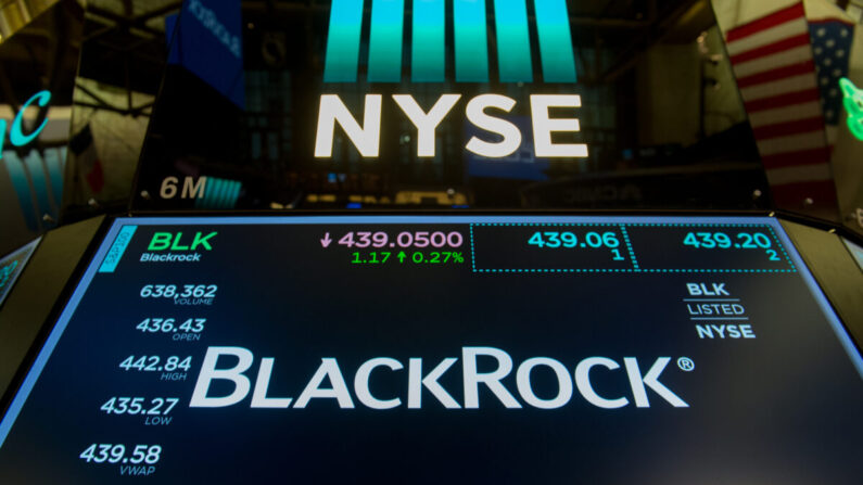 Symbole boursier de BlackRock lors de la clôture de l'indice Dow Industrial Average à la Bourse de New York, le 14 juillet 2017. (Bryan R. Smith/AFP via Getty Images)