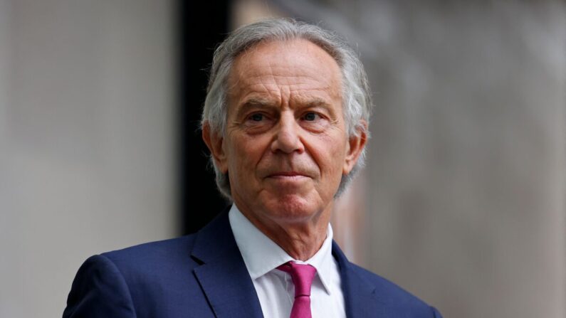 L'ancien premier ministre britannique Tony Blair quitte la BBC dans le centre de Londres, après avoir participé à l'émission politique de la BBC "The Andrew Marr Show", le 6 juin 2021. (Tolga Akmen /AFP via Getty Images)