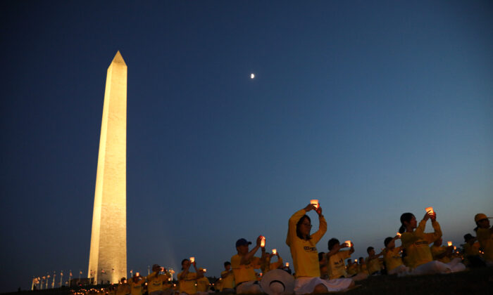 Veillée aux chandelles organisée par les pratiquants de Falun Gong en mémoire des victimes de la persécution qui dure depuis 23 ans en Chine, au Washington Monument, le 16 juillet 2021. (Samira Bouaou/Epoch Times).