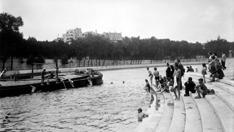 Les Parisiens dans la Seine lors des grandes chaleurs (-/AFP via Getty Images)
