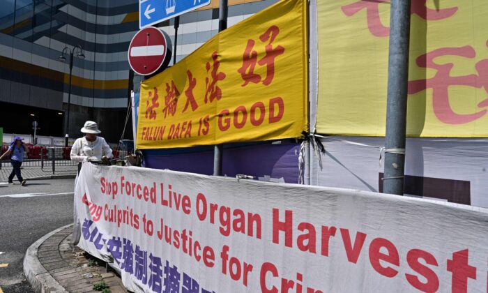 Une pratiquante de Falun Gong de Hong Kong gagne un procès en se défendant elle-même