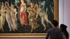 «Dernière Génération, plus de gaz, plus de charbon»: des militants écologistes italiens se collent la main à un tableau de Botticelli