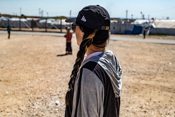 La djihadiste Française Emilie Konig dans le camp Al-Roj, dans le nord-est de la Syrie, le 28 mars 2021.  (Photo : DELIL SOULEIMAN/AFP via Getty Images)