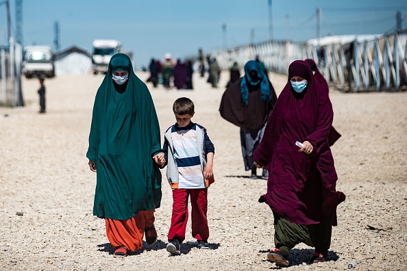 Des femmes et des enfants dans un camp au nord-est de la Syrie.  (DELIL SOULEIMAN/AFP via Getty Images)