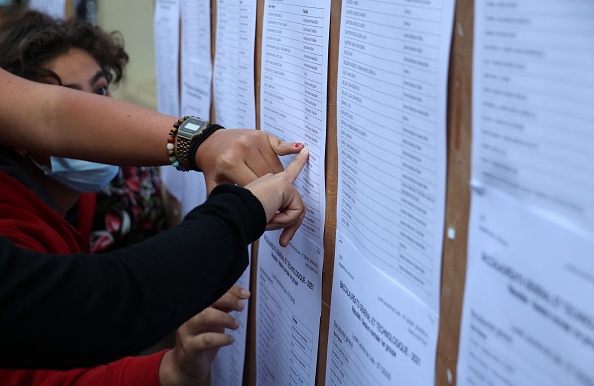 Image d'illustration : des lycéens regardent les résultats du bac. (RICHARD BOUHET/AFP via Getty Images)