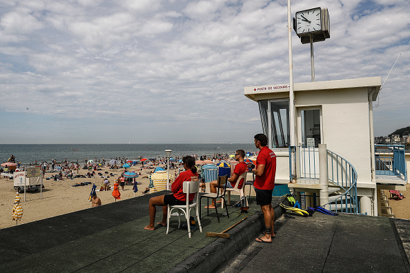 Des sauveteurs surveillent une plage (Calvados).  (SAMEER AL-DOUMY/AFP via Getty Images)