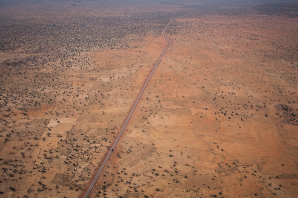  Une des routes les plus dangereuses du Mali, où des soldats maliens, étrangers des militaires opérant au Mali et des civils sont attaqués par des groupes jihadistes. Photo par AMAURY HAUCHARD/AFP via Getty Images.