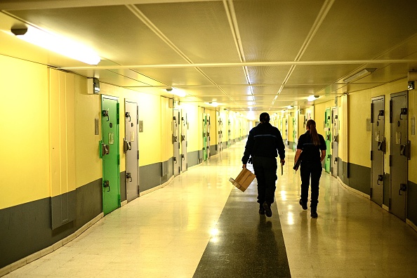 Des gardiens de prison, à la prison de Fleury-Mérogis, à une trentaine de kilomètres au sud de Paris.  (CHRISTOPHE ARCHAMBAULT/AFP via Getty Images)