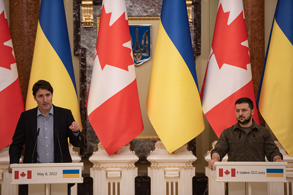 Le président ukrainien Volodymyr Zelensky et le premier ministre canadien Justin Trudeau tiennent une conférence de presse conjointe le 8 mai 2022 à Kyiv, en Ukraine.  (Photo : Alexey Furman/Getty Images)