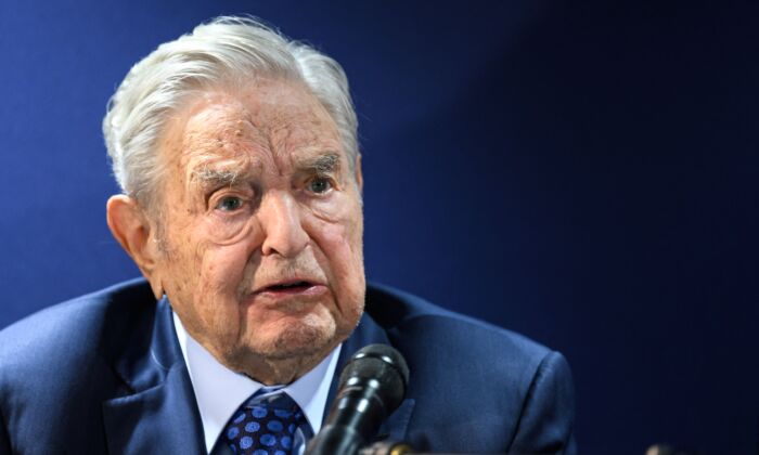 L'investisseur et philanthrope américain d'origine hongroise George Soros répond aux questions après avoir prononcé un discours en marge de la réunion annuelle du Forum économique mondial (WEF) à Davos, le 24 mai 2022. (Fabrice Coffrini/AFP via Getty Images)