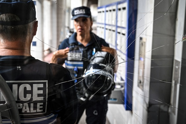 Des officiers de police dans le quartier de La Duchère à Lyon, le 15 juin 2022. (Photo by JEAN-PHILIPPE KSIAZEK/AFP via Getty Images)