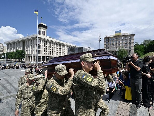 Des soldats ukrainiens lors des obsèques d'un collègue ukrainien le 18 juin 2022. (Photo GENYA SAVILOV/AFP via Getty Images)