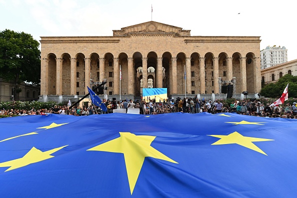 -Illustration- Les géorgiens assistent à une marche pro- UE en faveur de l'adhésion du pays à l'Union européenne avant la décision de Bruxelles à Tbilissi, le 20 juin 2022. Photo de VANO SHLAMOV/AFP via Getty Images.