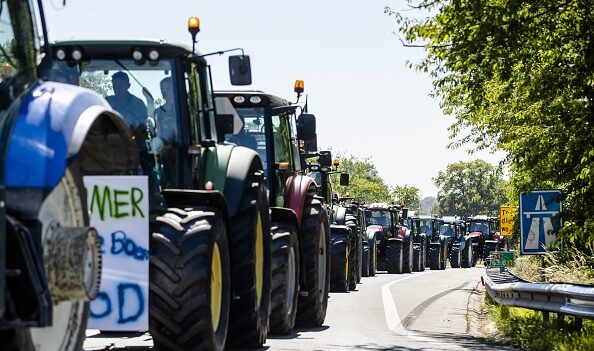 Les agriculteurs néerlandais protestent contre des politiques qui les mèneront à la faillite et entraîneront des pénuries alimentaires mondiales