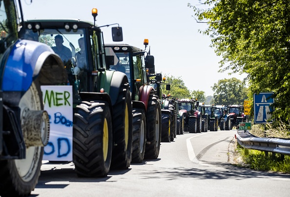 Tracteurs sur l’autoroute A1 entre Apeldoorn et Stroe avec un panneau « Pas de fermier, pas de nourriture » (SEM VAN DER WAL/ANP/AFP via Getty Images)