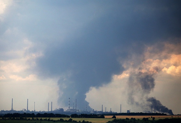 - De la fumée s'élève au-dessus de la raffinerie de pétrole à l'extérieur de la ville de Lysychansk le 23 juin 2022. Photo par ANATOLII STEPANOV/AFP via Getty Images.