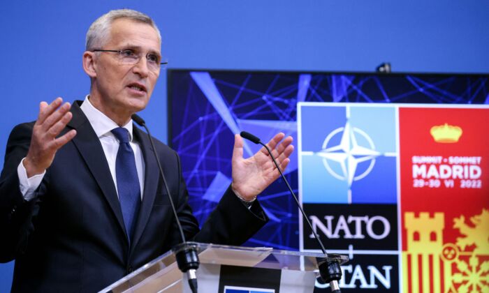 Jens Stoltenberg, le secrétaire général de l'OTAN, prend la parole lors d'une conférence de presse organisée à la veille du sommet de l'OTAN à Madrid, au siège de l'OTAN à Bruxelles, le 27 juin 2022. (Kenzo Tribouillard/AFP via Getty Images)