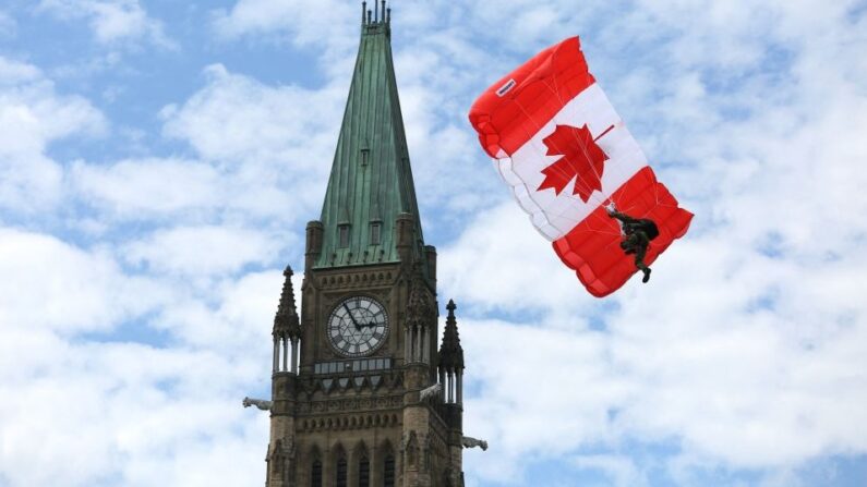 Démonstration de parachutisme des Forces canadiennes Skyhawks devant la Tour de la Paix lors de la célébration de la fête du Canada, le 1er juillet 2022 à Ottawa, au Canada. (Photo par DAVE CHAN/AFP via Getty Images)
