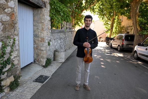 Le violoniste syrien Bilal Al Nemr à Vauvenargues, organise un festival de musique dans le sud de la France, le 29 juin 2022. Photo NICOLAS TUCAT/AFP via Getty Images.