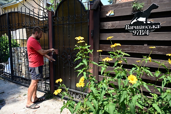 -Le biologiste et jardinier Yevgen Yelpitiforov, 37 ans, arrive dans l'une des maisons et appartements qui lui ont été confiés dans la région de Kiev, le 1er juillet 2022. Photo de MIGUEL MEDINA/AFP via Getty Images.