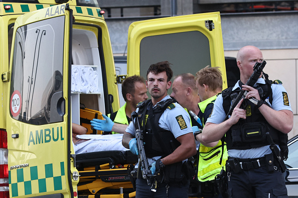 Une ambulance et des policiers armés sont vus lors de l'évacuation de personnes au centre commercial Fields à Copenhague, au Danemark, le 3 juillet 2022. Photo OLAFUR STEINAR GESTSSON/Ritzau Scanpix/AFP via Getty Images.