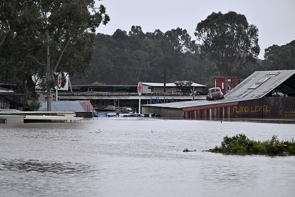 Une zone inondée par le débordement de la rivière Hawkesbury en raison de pluies torrentielles dans la banlieue de Windsor à Sydney le 4 juillet 2022. Photo de SAEED KHAN/AFP via Getty Images.