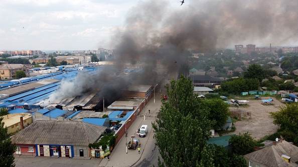 La fumée s'élève du marché central de Sloviansk, au nord de Kramatorsk, le 5 juillet 2022. Photo de MIGUEL MEDINA/AFP via Getty Images.