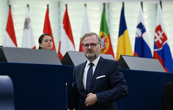 Le Premier ministre tchèque Petr Fiala arrive pour prononcer un discours au Parlement européen à Strasbourg, dans l'est de la France, le 6 juillet 2022. La République tchèque prend la présidence du Conseil de l'Union européenne. (Photo : PATRICK HERTZOG/AFP via Getty Images)