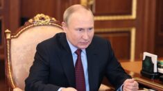Ukraine: si les Occidentaux veulent défaire la Russie, « qu’ils essaient », lance Poutine
