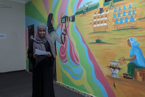 Fathi Mohamed Ahmed, directeur adjoint de Bilan Media, une start-up somalienne entièrement composée de femmes, est photographié à leur siège à Mogadiscio le 22 mai 2022. Photo par Hasan Ali ELMI/AFP via Getty Images.