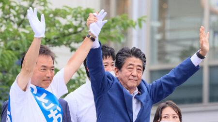Japon: l’ex-Premier ministre Shinzo Abe attaqué en plein meeting, craintes pour sa vie