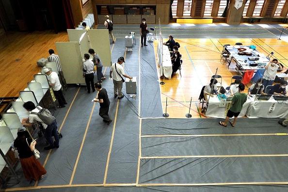 Les gens votent lors de l'élection de la chambre haute du Japon dans un bureau de vote à Tokyo le 10 juillet 2022. Photo de TOSHIFUMI KITAMURA/AFP via Getty Images.