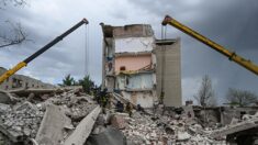 Ukraine: au moins 15 morts dans une frappe sur un immeuble dans l’Est