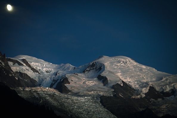 Le glacier Mer de Glace sur le massif du Mont-Blanc, vu de nuit depuis Chamonix, Alpes françaises, le 9 juillet 2022. Photo par OLIVIER CHASSIGNOLE/AFP via Getty Images.