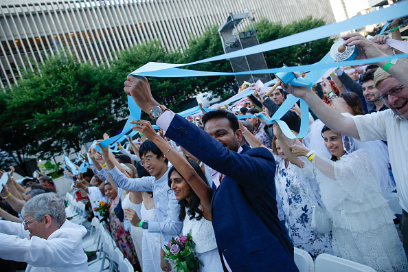 Quelque 500 couples ont célébré leur mariage symbolique le 10 juillet 2022, sous le ciel bleu de New York, pour panser les plaies du Covid. Photo de KENA BETANCUR/AFP via Getty Images.