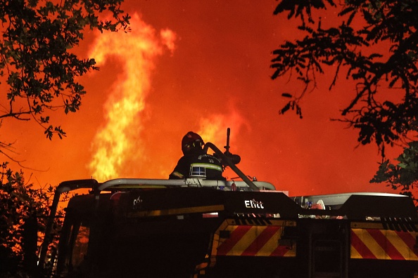 Les pompiers restent toujours mobilisés pour tenter d'endiguer les deux incendies qui se sont déclarés à la Teste-de-Buch et Landiras mardi dernier  à une quarantaine de kilomètres au sud de Bordeaux en Gironde. (Photo :  THIBAUD MORITZ/AFP via Getty Images)