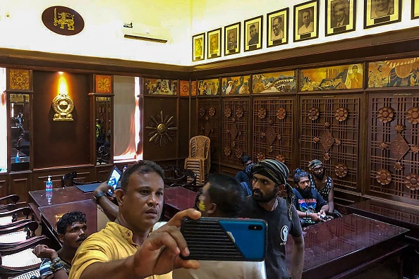 Un manifestant prend des photos à l'intérieur de l'immeuble de bureaux du Premier ministre sri-lankais lors d'une manifestation anti-gouvernementale à Colombo le 13 juillet 2022. Photo par -/AFP via Getty Images.