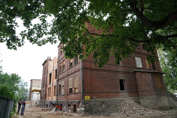 Des travaux de construction se poursuivent dans l'ancien camp de concentration nazi allemand de Soldau à Dzialdowo, en Pologne, le 13 juillet 2022. (Photo : JANEK SKARZYNSKI/AFP via Getty Images)