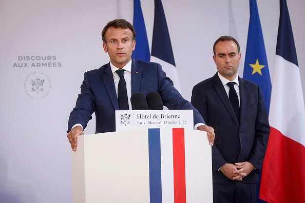 Le Président Emmanuel Macron à côté du ministre des Armées Sébastien Lecornu, au ministère des Armées à Paris, le 13 juillet 2022. (Photo : THOMAS PADILLA/POOL/AFP via Getty Images)