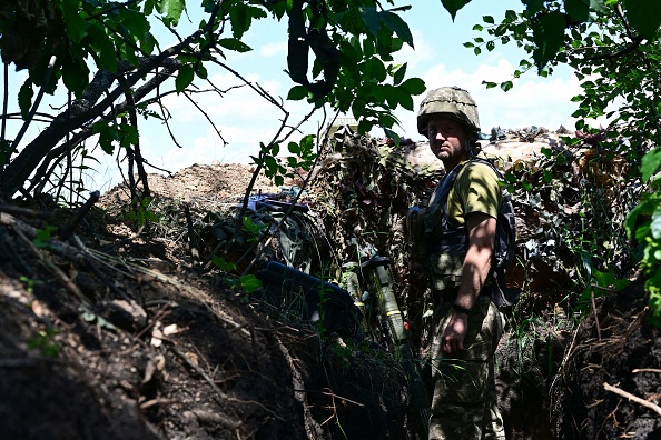 Un soldat ukrainien dans une tranchée près de la ligne de front dans l'est de l'Ukraine, le 13 juillet 2022. Photo de MIGUEL MEDINA/AFP via Getty Images.